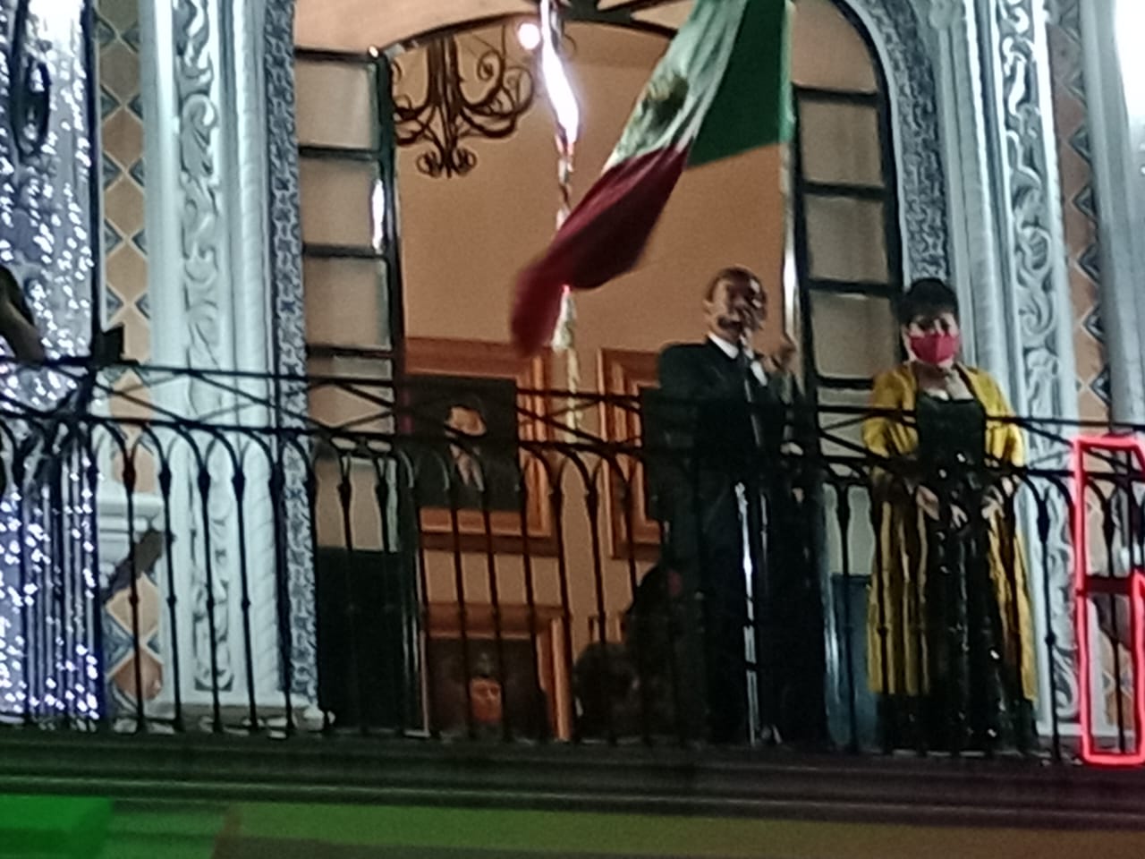 En una breve y rápida ceremonia, Tepole da Grito de Independencia