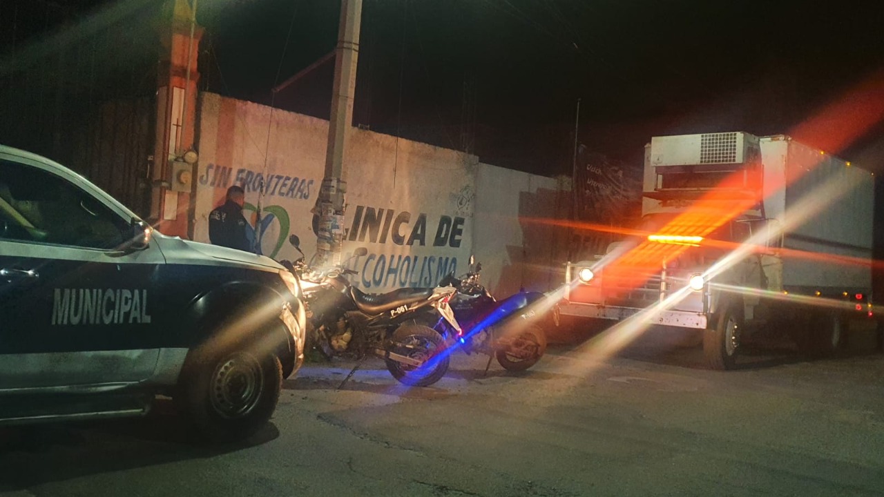 Policía y conductores evitan robo de camión en Texmelucan