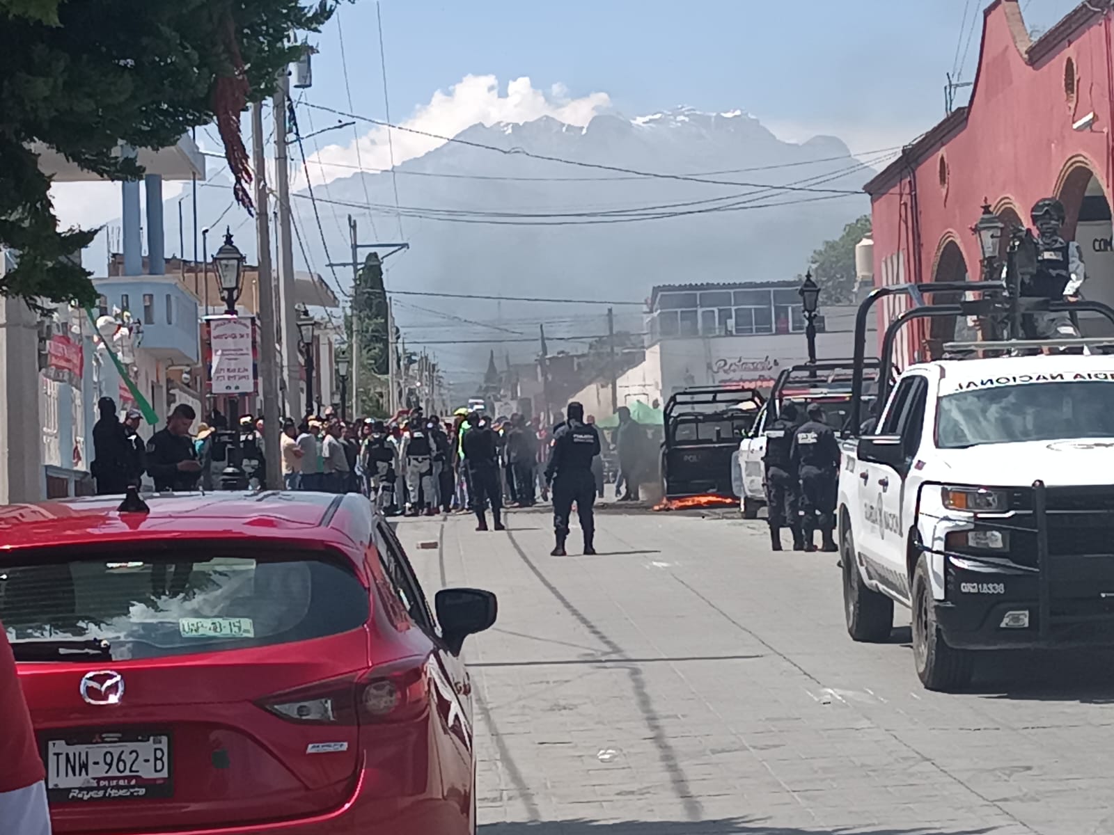 Policías impiden linchamiento y vecinos queman patrullas en Calpan