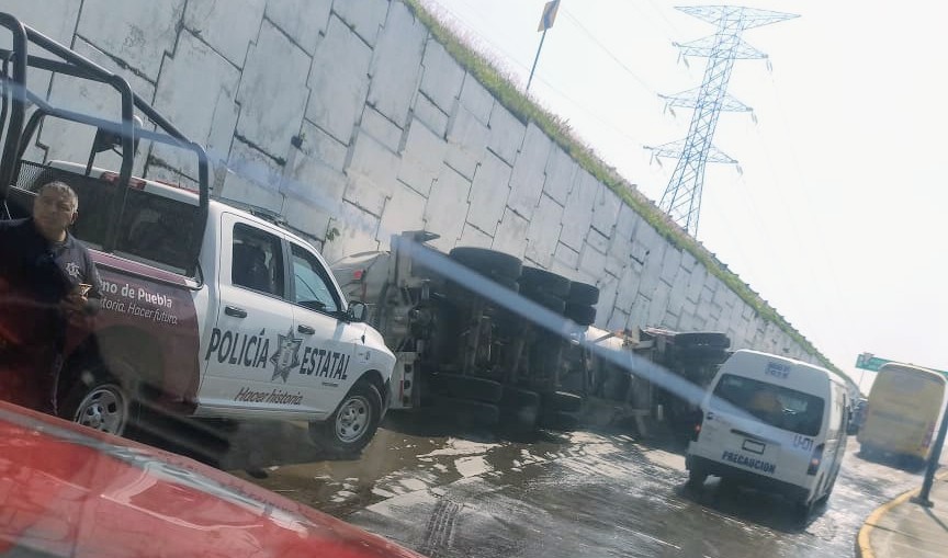 Vuelca pipa en incorporación de la Recta a Cholula al Periférico
