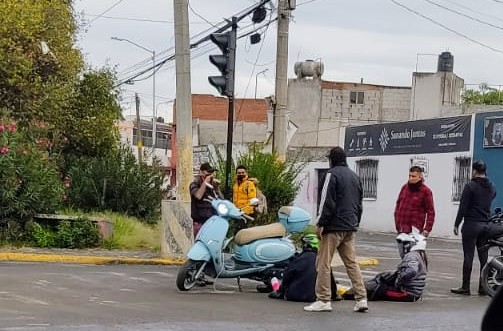 Choque entre motos deja dos lesionados en la colonia Xonaca