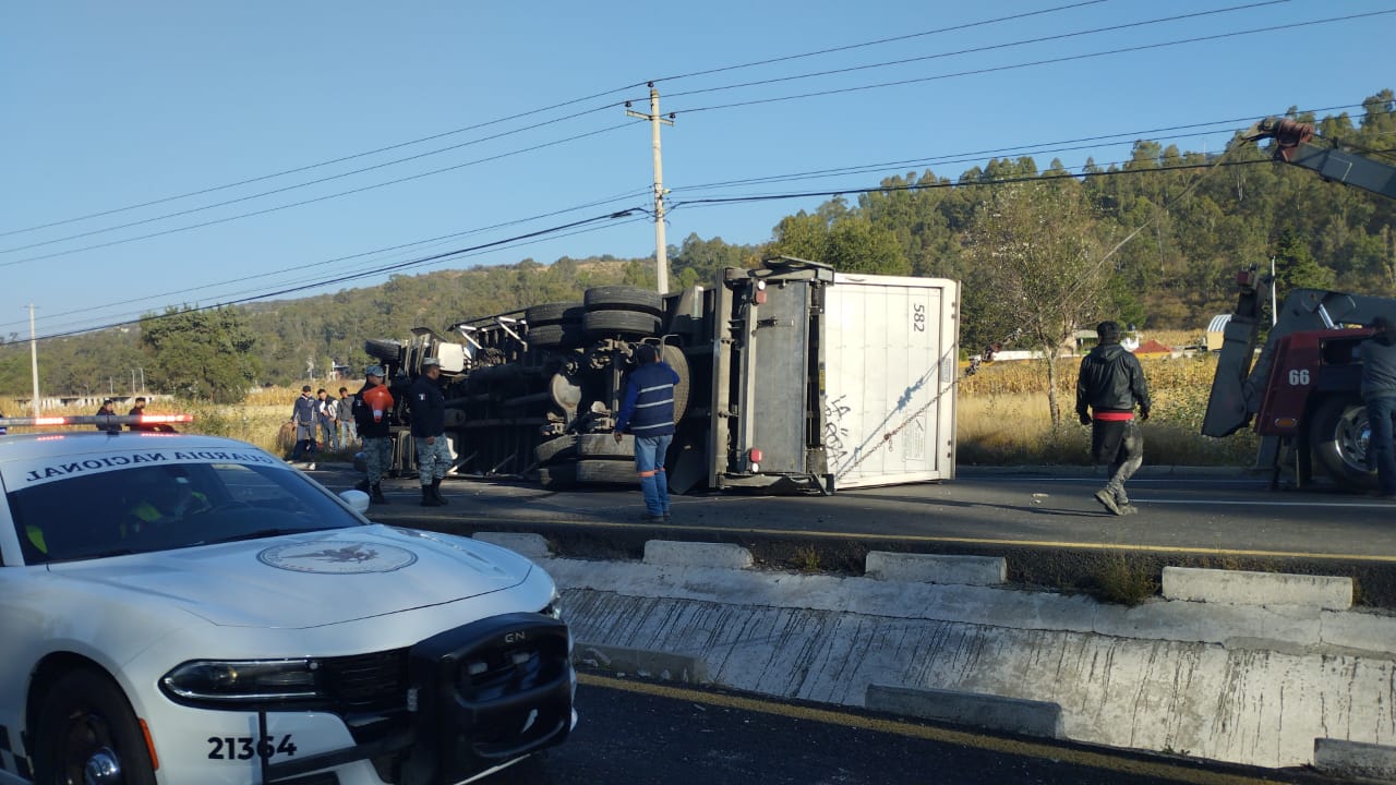 Vuelca tráiler en la Tlaxcala-Texmelucan pasando la zona militar