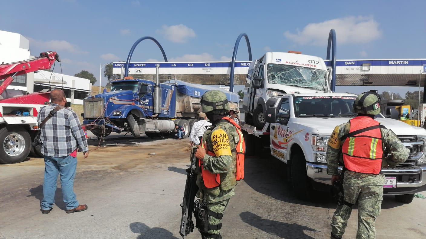 Tráiler sin frenos embiste camioneta del DIF del Edomex en el Arco Norte