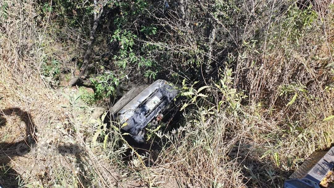 Familia se va a barranca en Tlaxcala y se salva de milagro