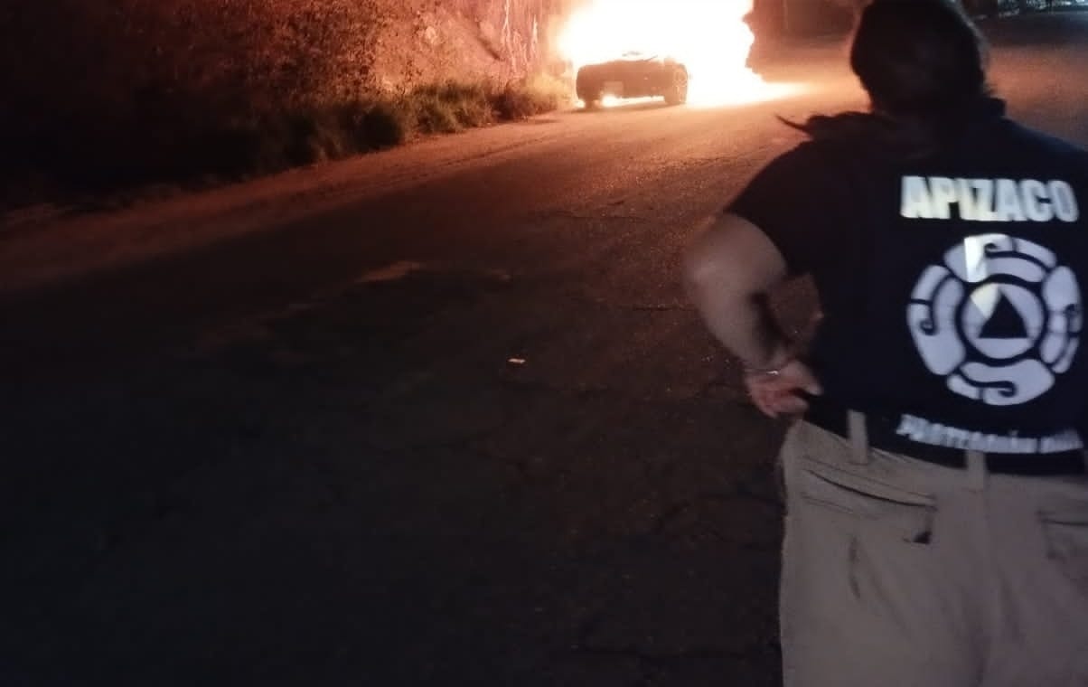 Fuego consume auto en Apizaco tras falla mecánica