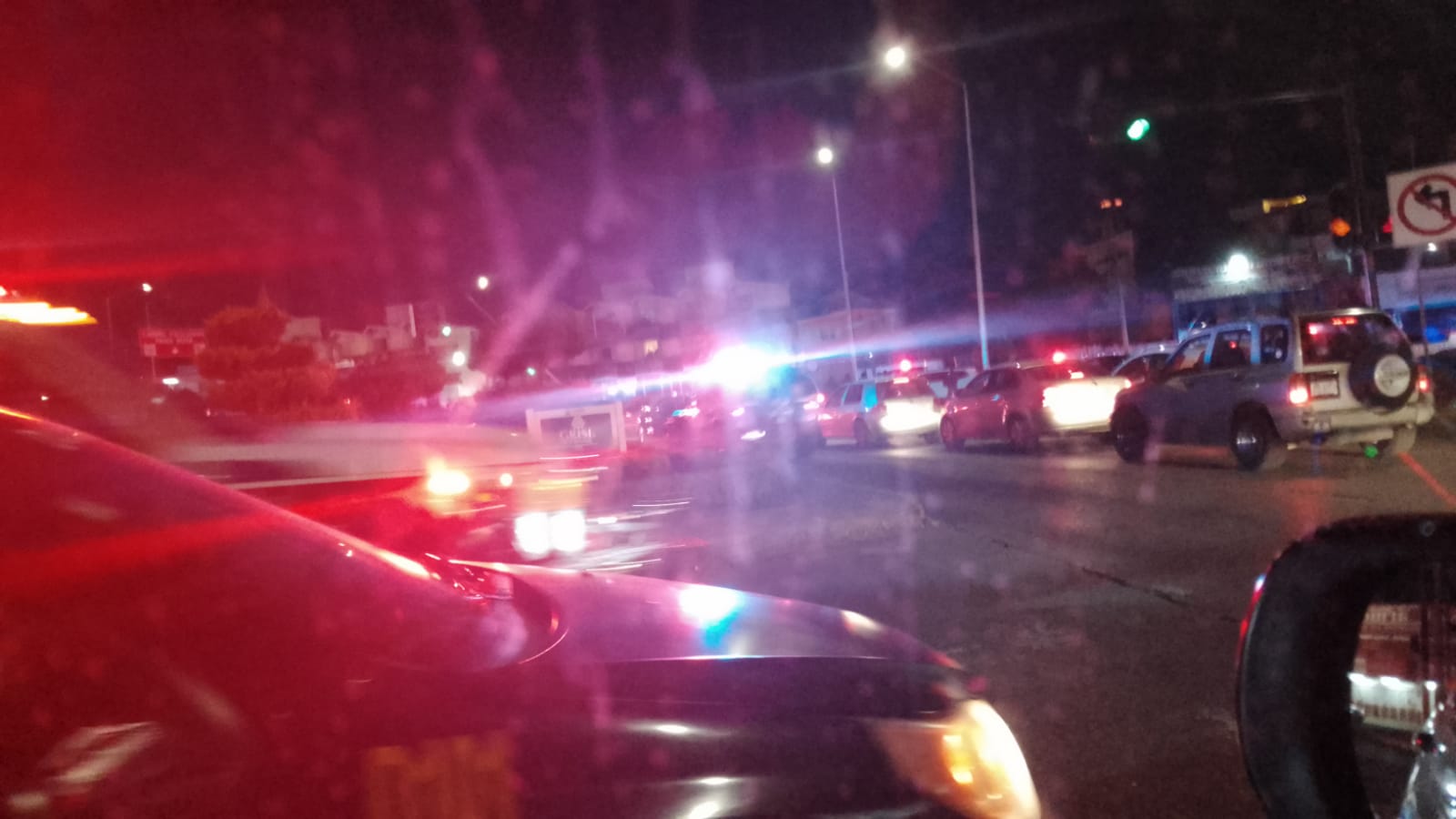Persecución deja dos policías heridos por choque y tres detenidos en Puebla capital