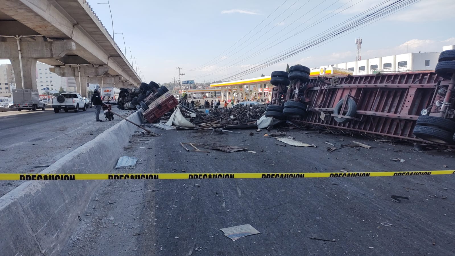 Tractocamión se voltea y aplasta auto en la autopista México-Puebla