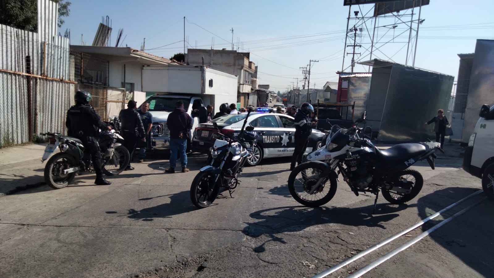 Policías frustran robo de camioneta cargada con bolsas de plástico en Texmelucan