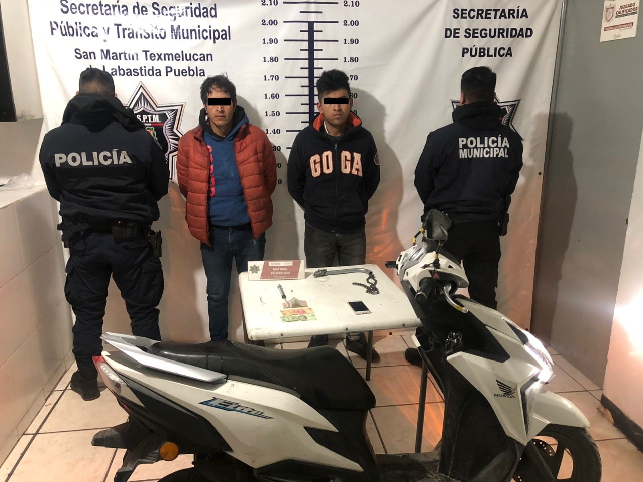 Aseguran a dos presuntos ladrones tras robar motocicleta en Texmelucan