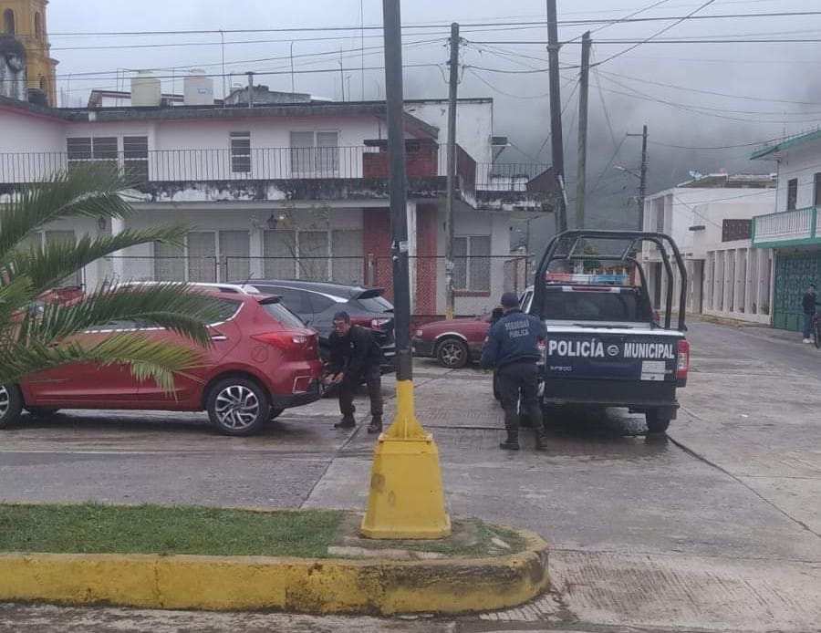 Acusan a policías municipales de retirar placas de autos en Juan Galindo