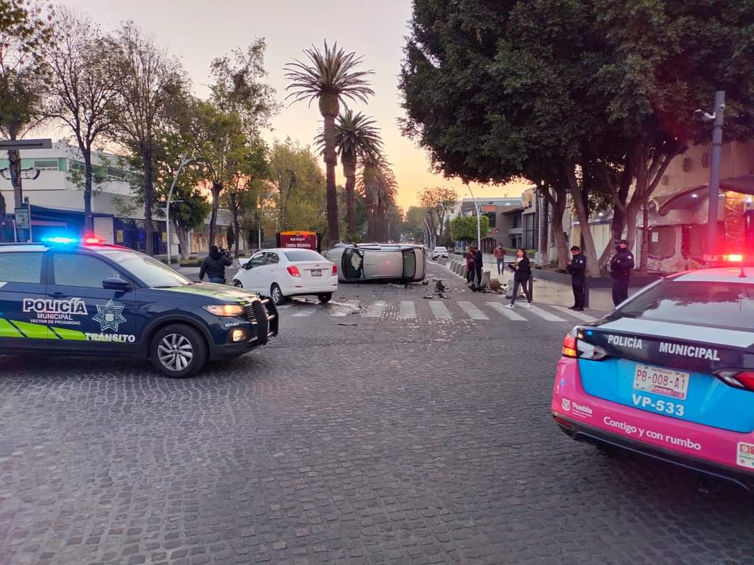Daños materiales y tráfico dejó volcadura en la Avenida Juárez