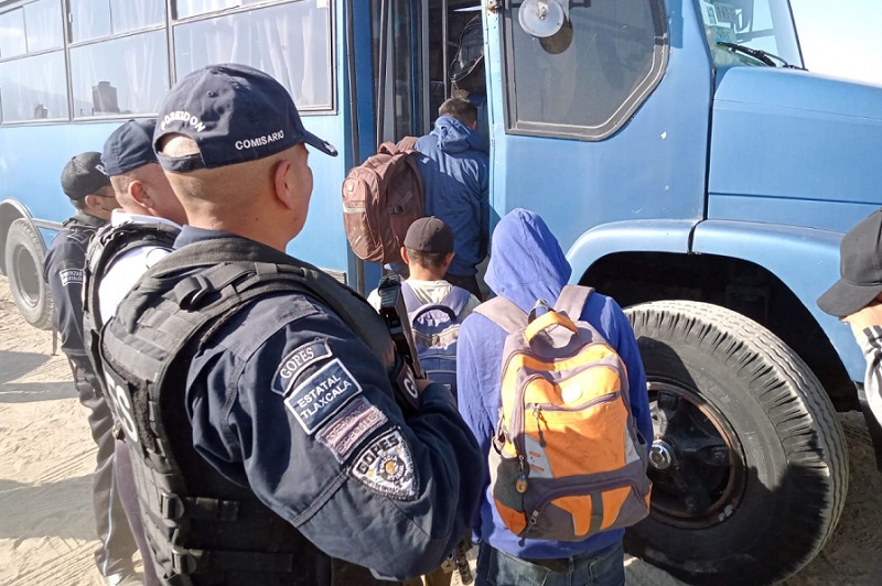 Aseguran a 233 migrantes en límites de Puebla y Tlaxcala