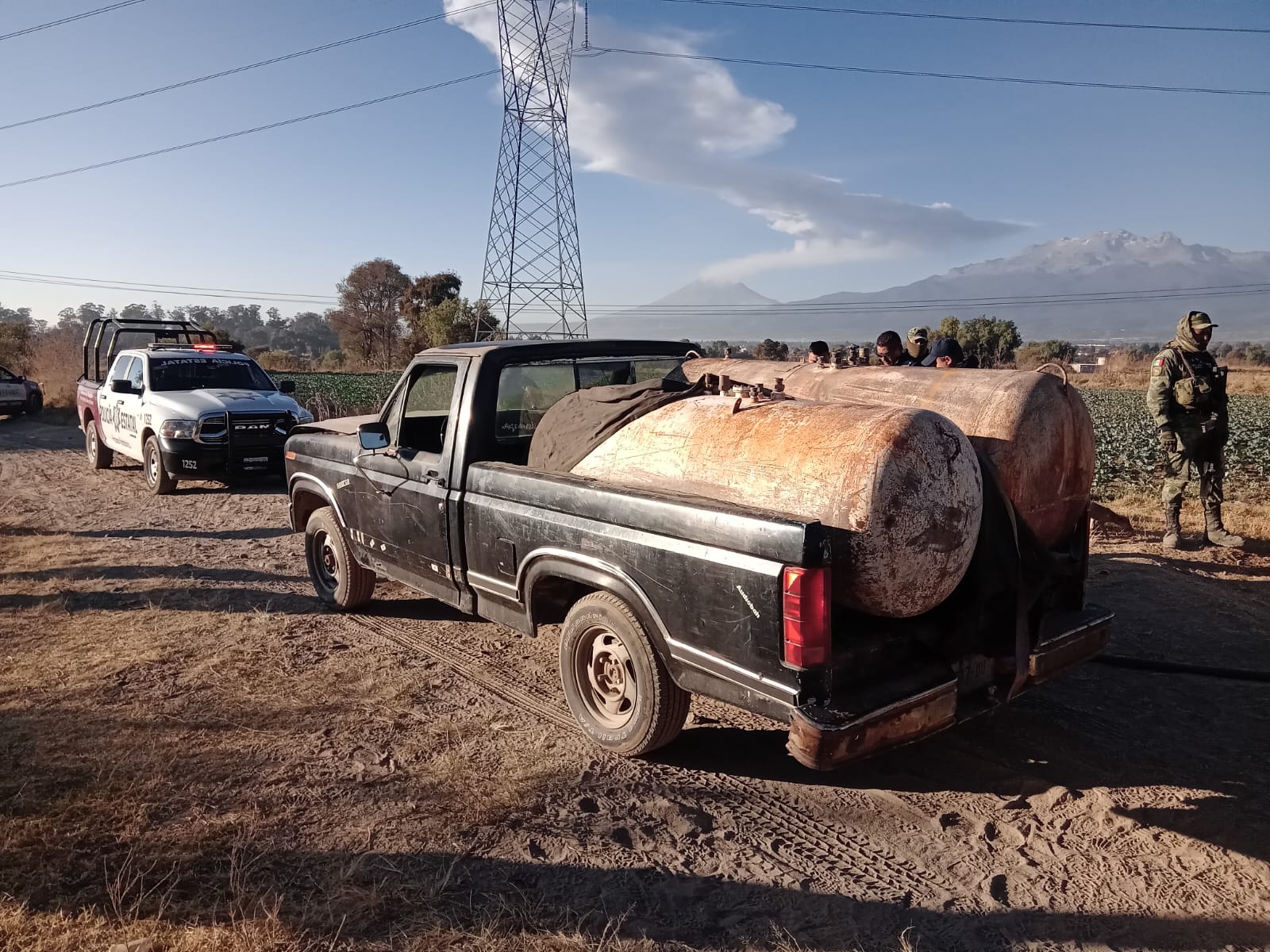 Pemex y GN aseguran camioneta habilitada como pipa junto a ex Hacienda de Chautla