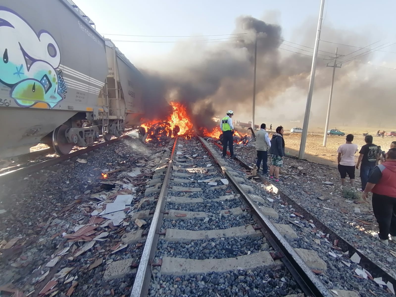 Muere trailero intentando ganarle el paso al ferrocarril en Huamantla