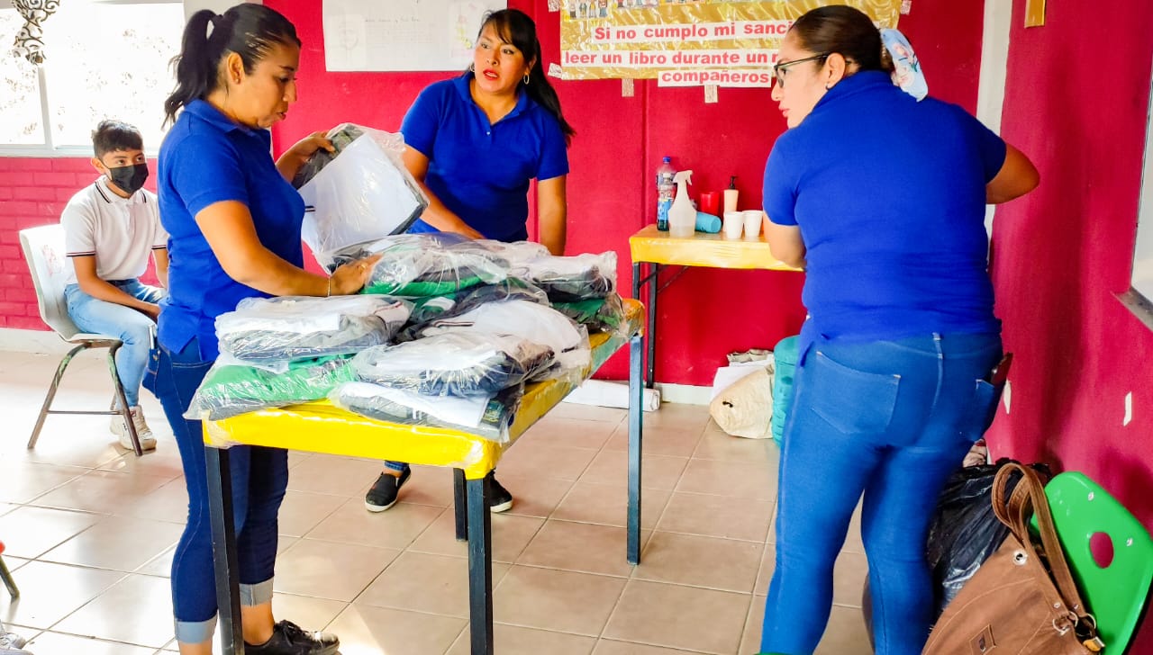 Antorcha regala uniformes a estudiantes en La Ceiba
