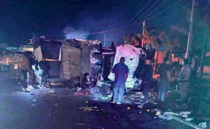 Vuelca camioneta con familia en Amozoc; muere una menor