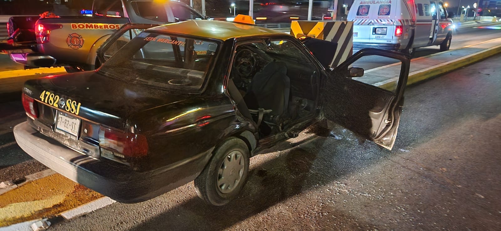 Taxista muere al chocar contra estructura de concreto en la México-Puebla