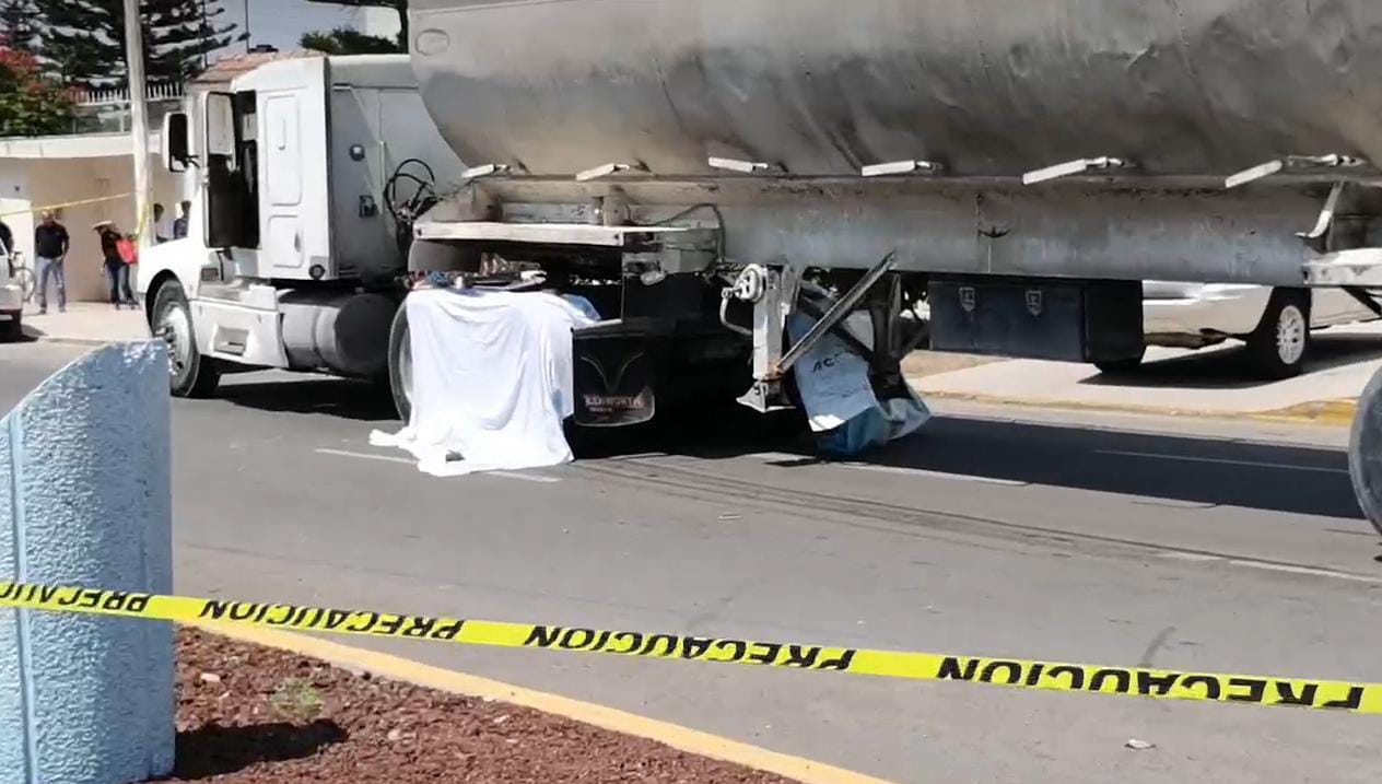 Muere ciclista al ser embestido y arrastrado  por tractocamión