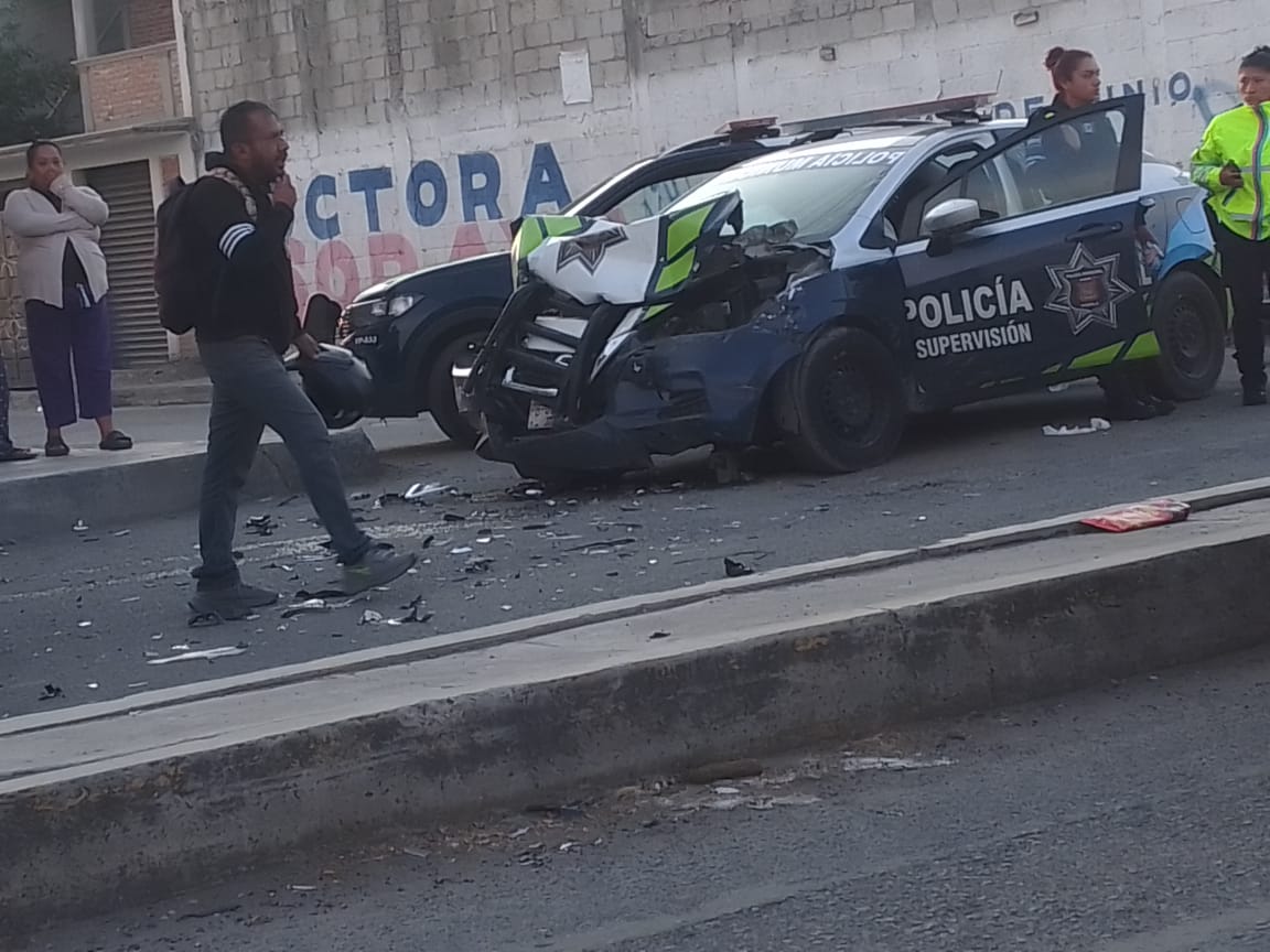 Policía deshace patrulla al estrellarse contra grúa de plataforma en Puebla