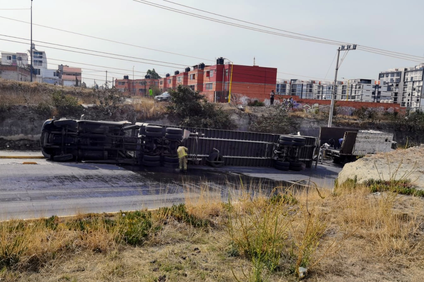 Se vuelca tráiler en la colonia San Miguel Mayorazgo