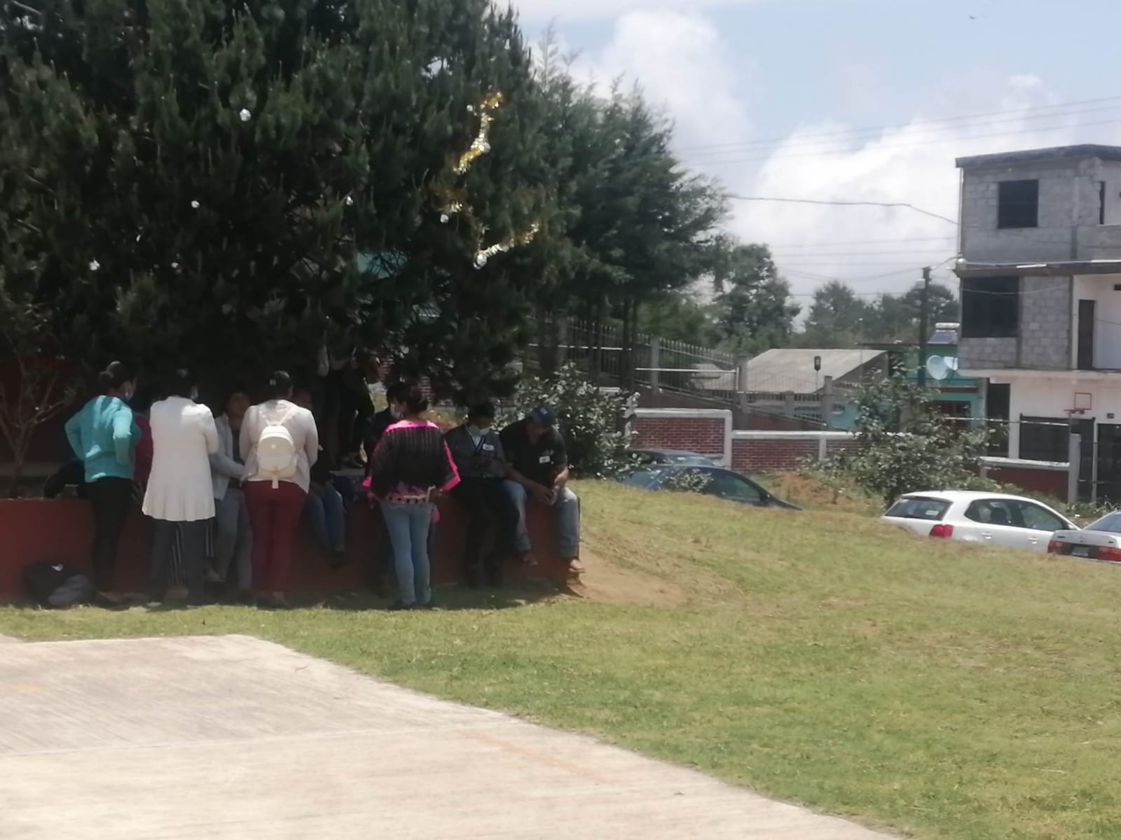 Ex trabajadores del Ayuntamiento de Zacapoaxtla acusan al edil despido injustificado