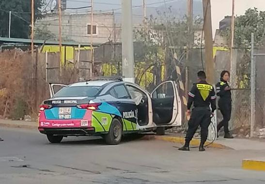 Patrulla choca contra poste al perseguir a sospechosos en Puebla capital