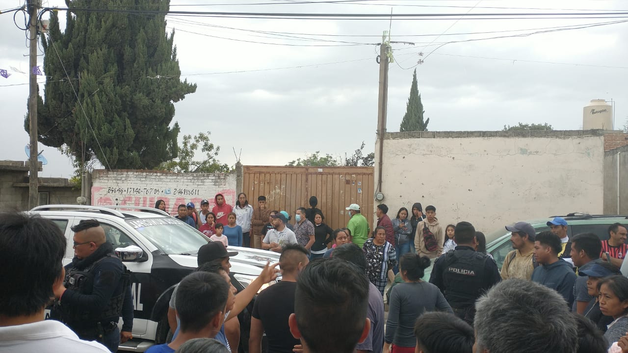 Vecinos retienen a policías de Tlaxcala; los acusan de pedirles para las caguamas a jóvenes