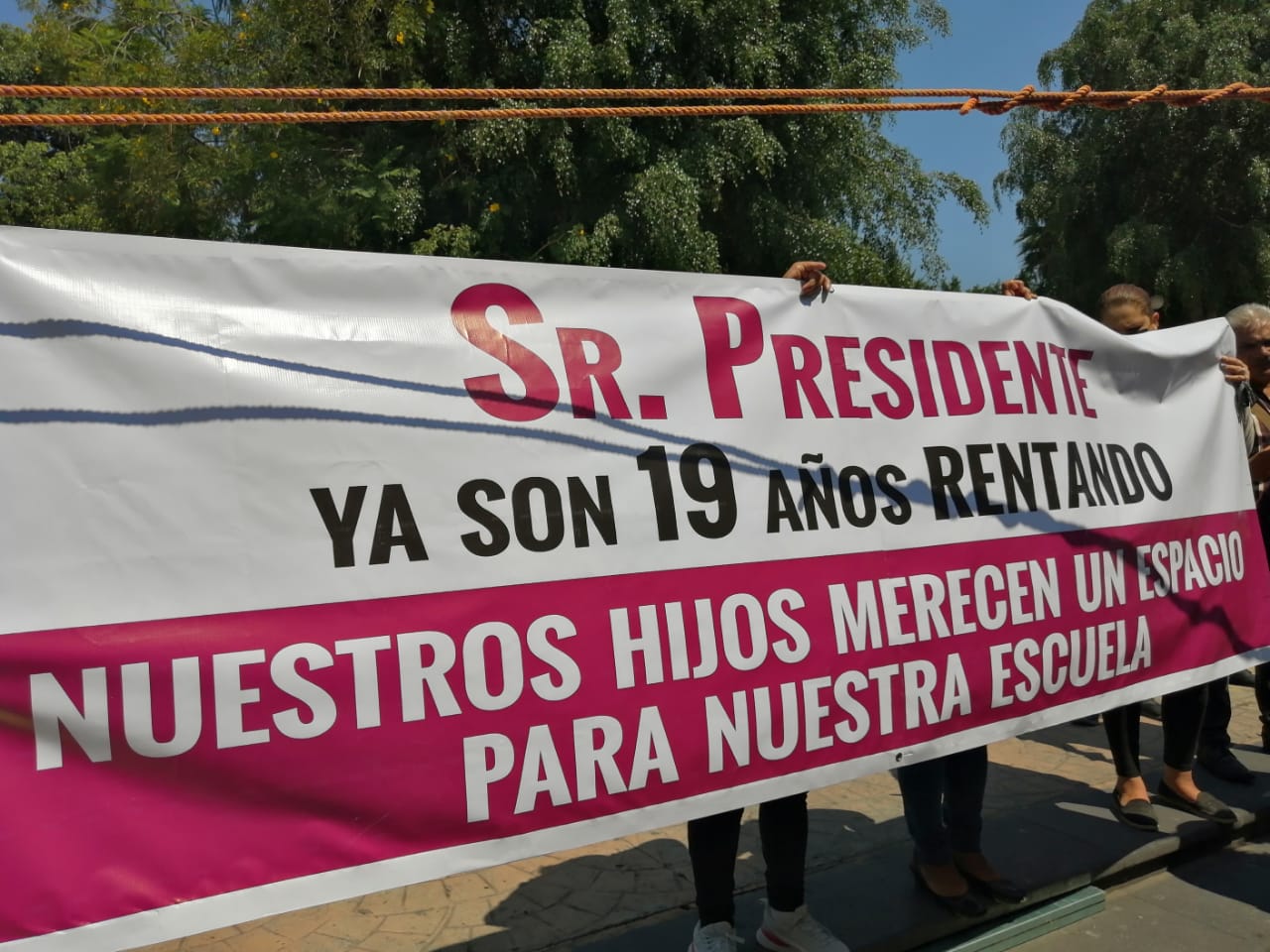 Padres piden instalaciones para bachillerato de Tehuacán; llevan 19 años rentando