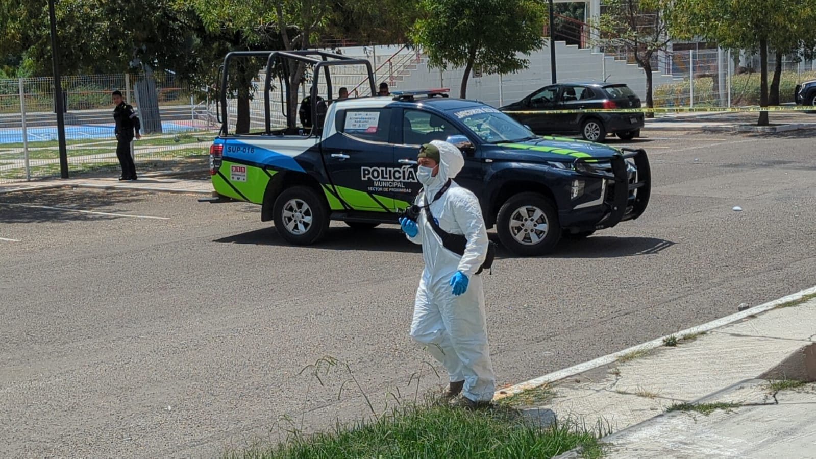 Hombre muere baleado afuera del Parque Laguna de Chapulco