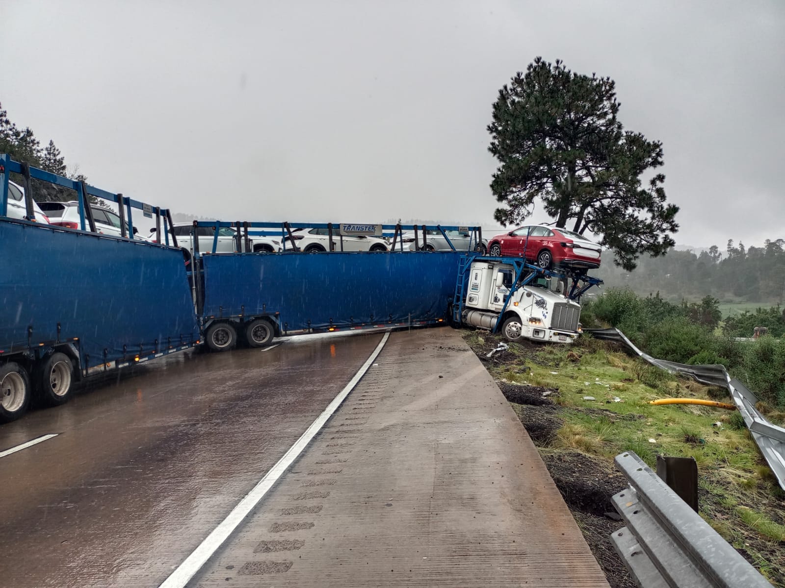 Nodriza choca contra muro de contención en la México-Puebla