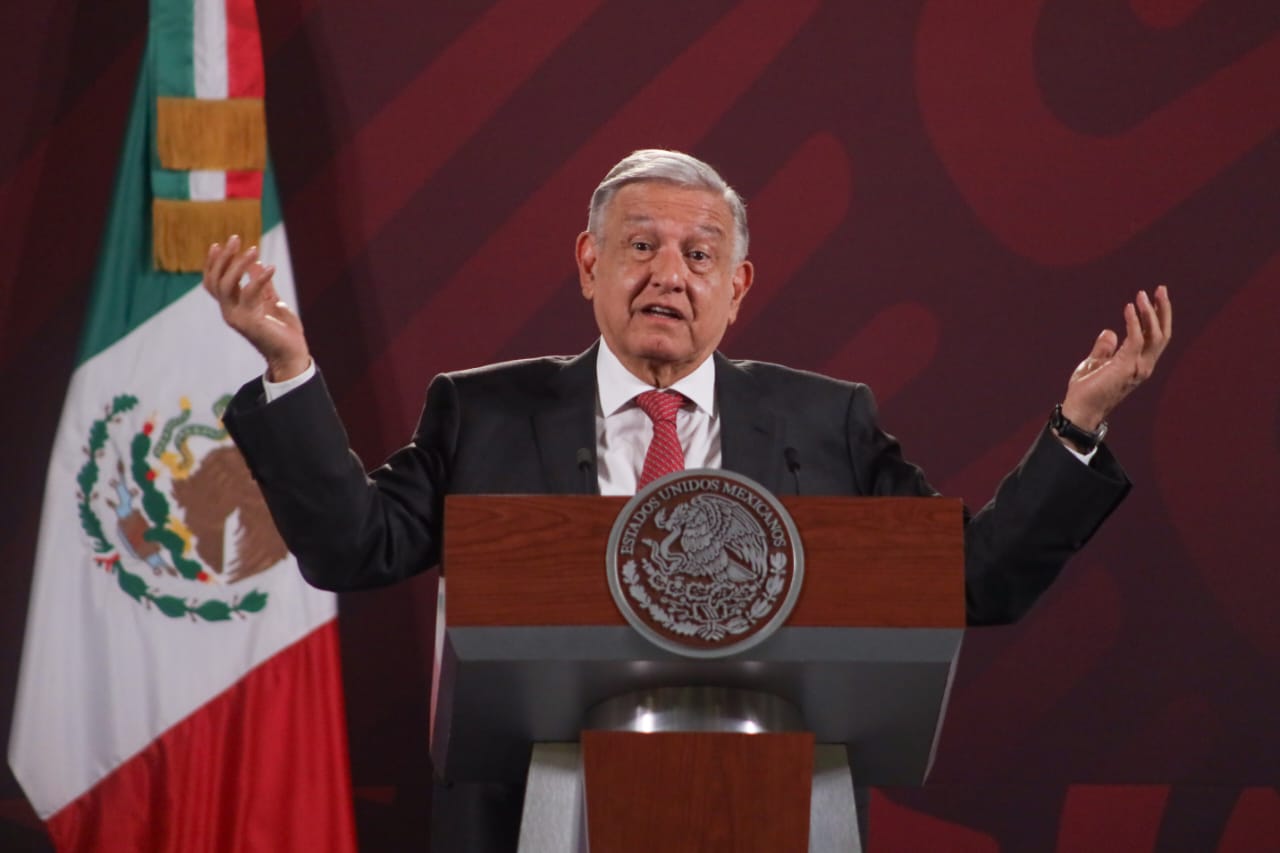 Informa López Obrador que revisarán libros de texto gratuitos