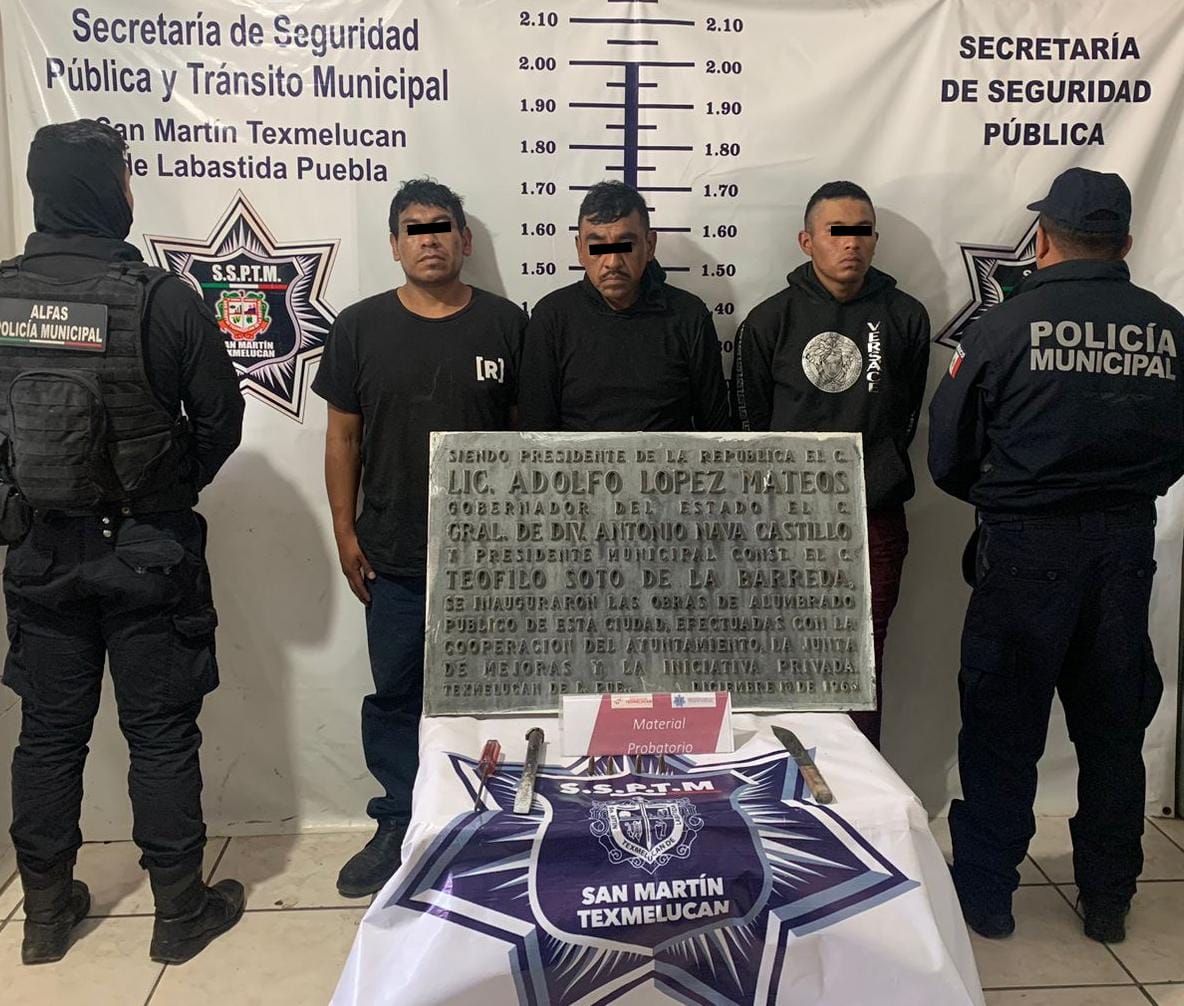 Aseguran a tres sujetos tras robar placa histórica en Texmelucan