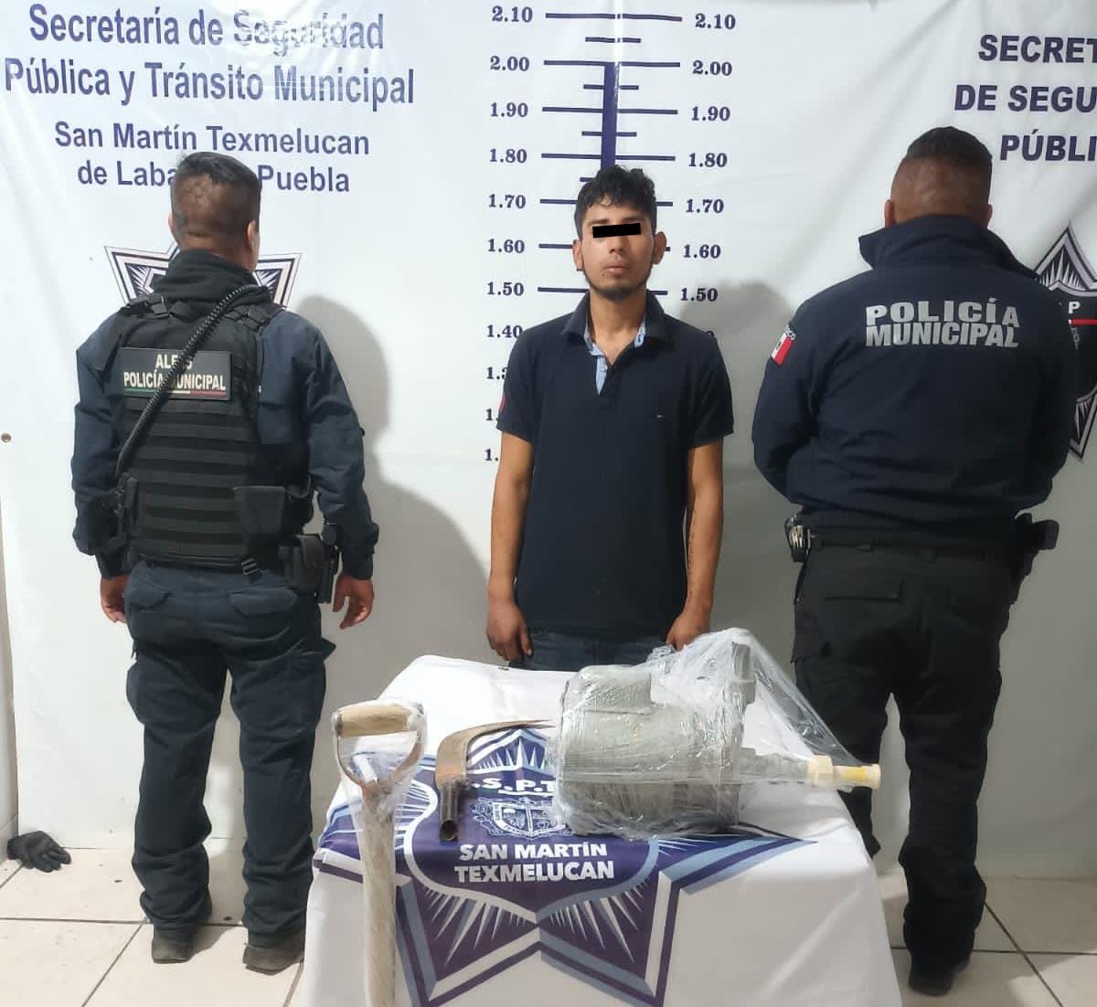 Policías de Texmelucan aseguran a ladrón que los amenazó con una hoz