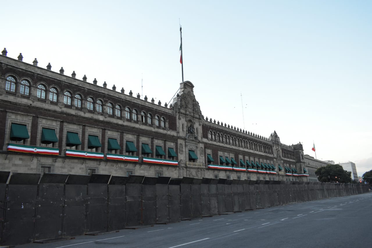 Afirma Sheinbaum que es medida preventiva colocación de vallas en Palacio Nacional