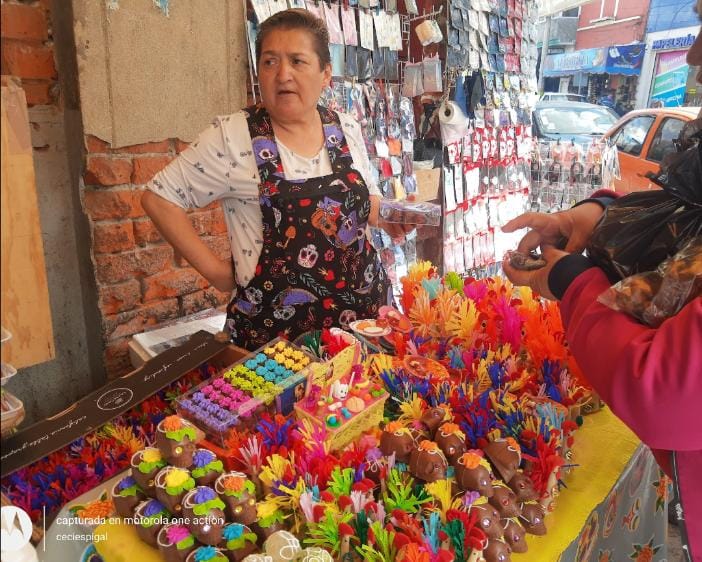 Vendedores de temporada reportan ventas bajas pese a Día de Muertos