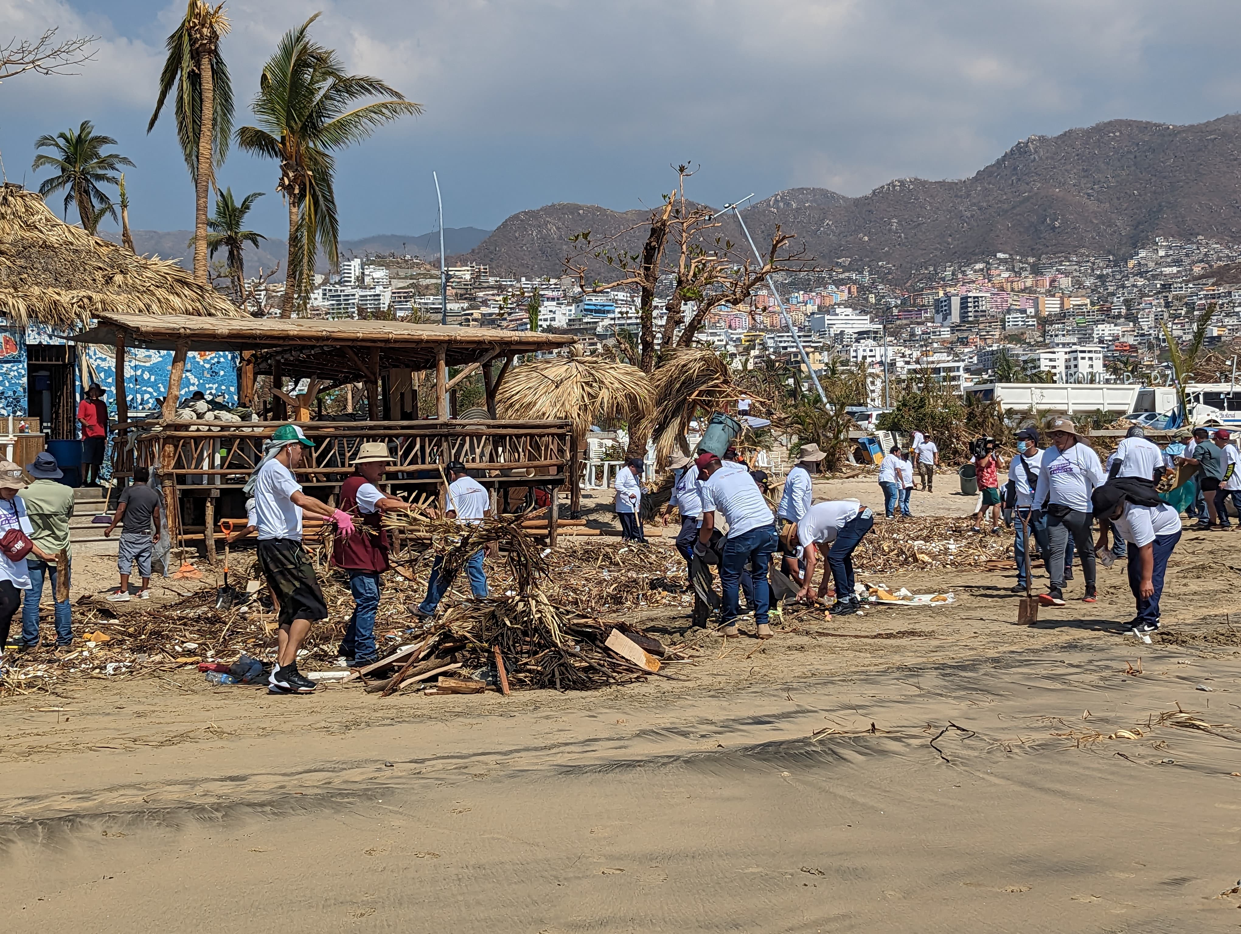 Damnificados salen de Acapulco a la CDMX