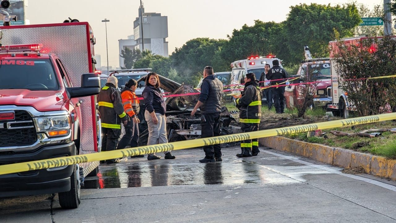 VIDEO Choque e incendio de un automóvil BMW deja tres personas muertas