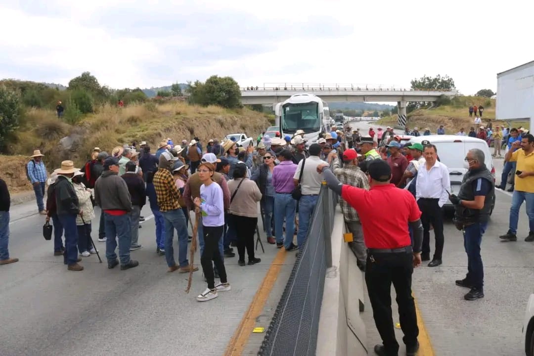 Bloquean campesinos Arco Norte a la altura de Españita por falta de pago de sus tierras