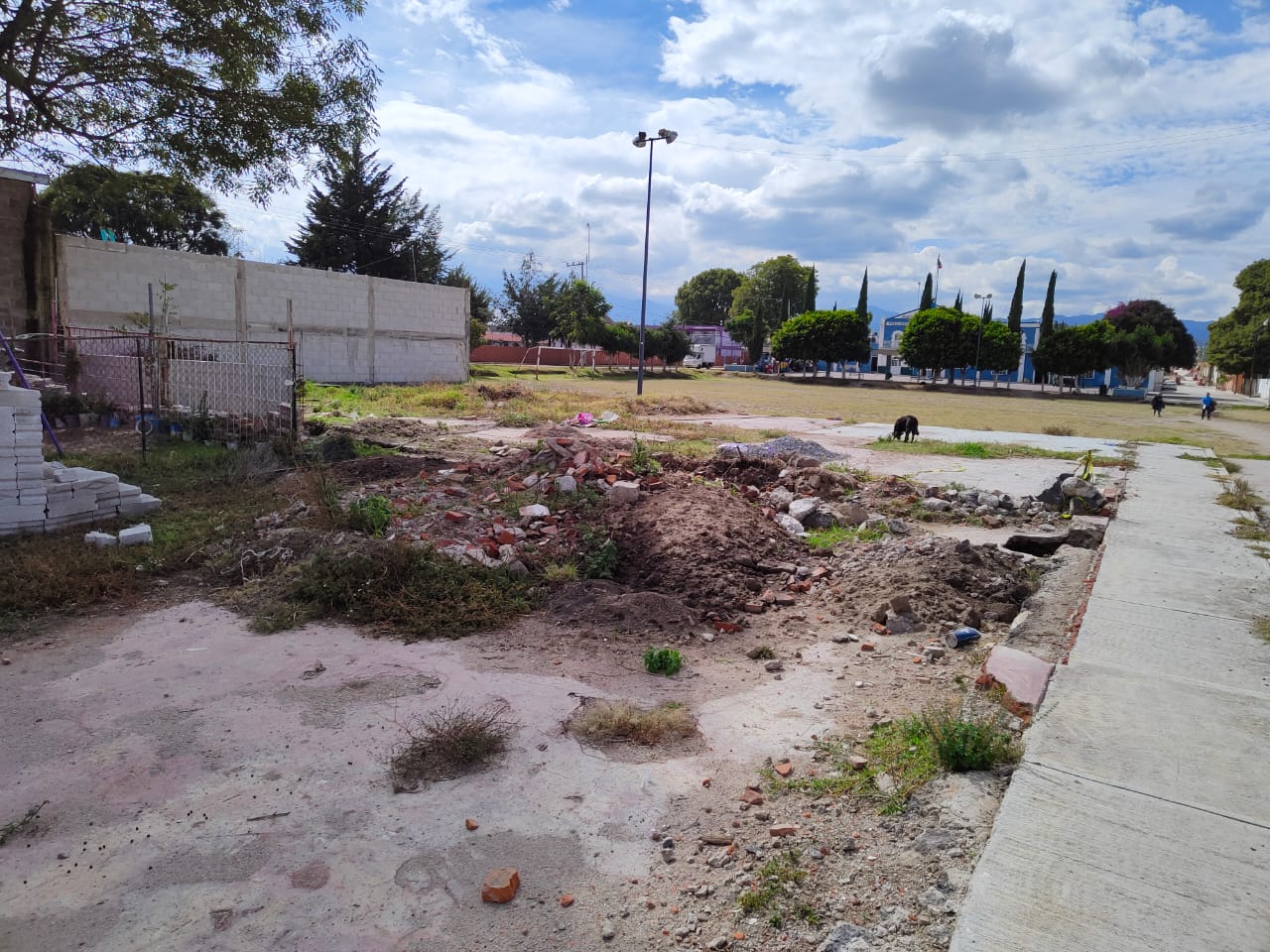 En Tlalancaleca exigen al edil que no construya parque en predio del CAIC