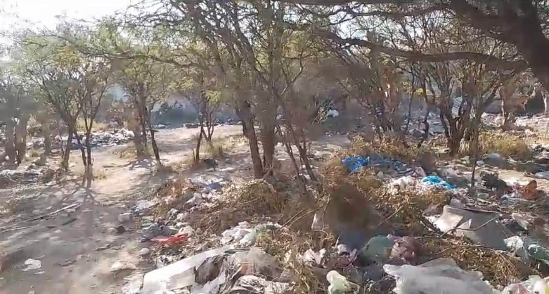 Vecinos de la Sarabia cierran predio invadido por indigentes y migrantes en Tehuacán