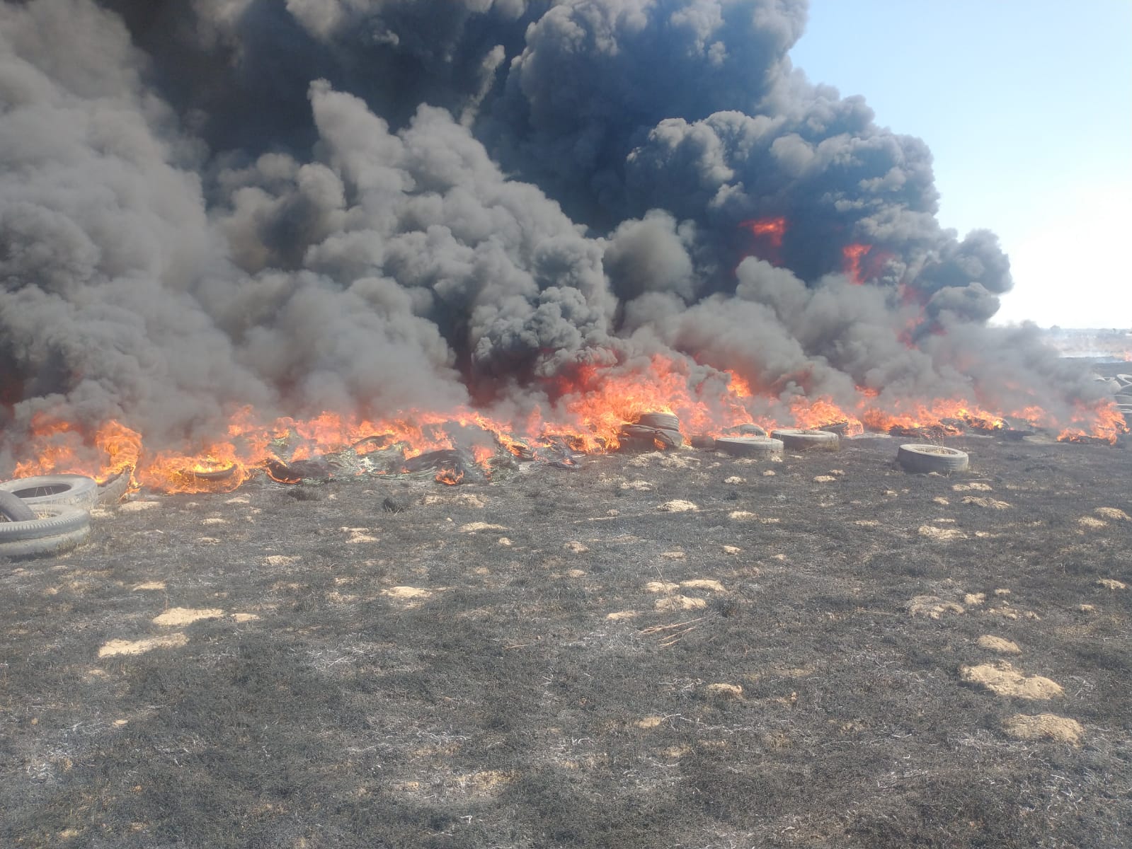 Arde tiradero de llantas de Papalotla en Tlaxcala