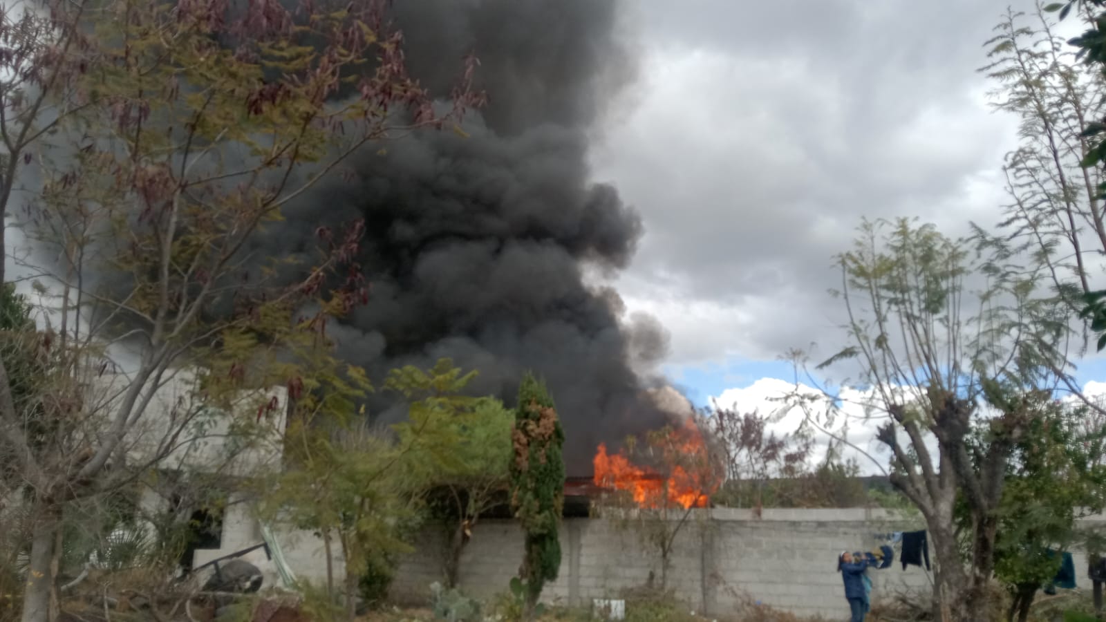 Se incendia fábrica de colchones en Tecali de Herrera 