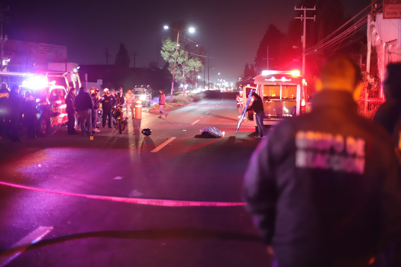 En Tlaxcala tráiler embiste a tres jóvenes en moto; una muere