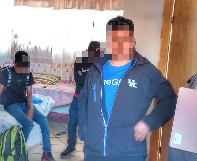 Detienen a 42 migrantes y 4 polleros en hotel de Xaltocan en Tlaxcala