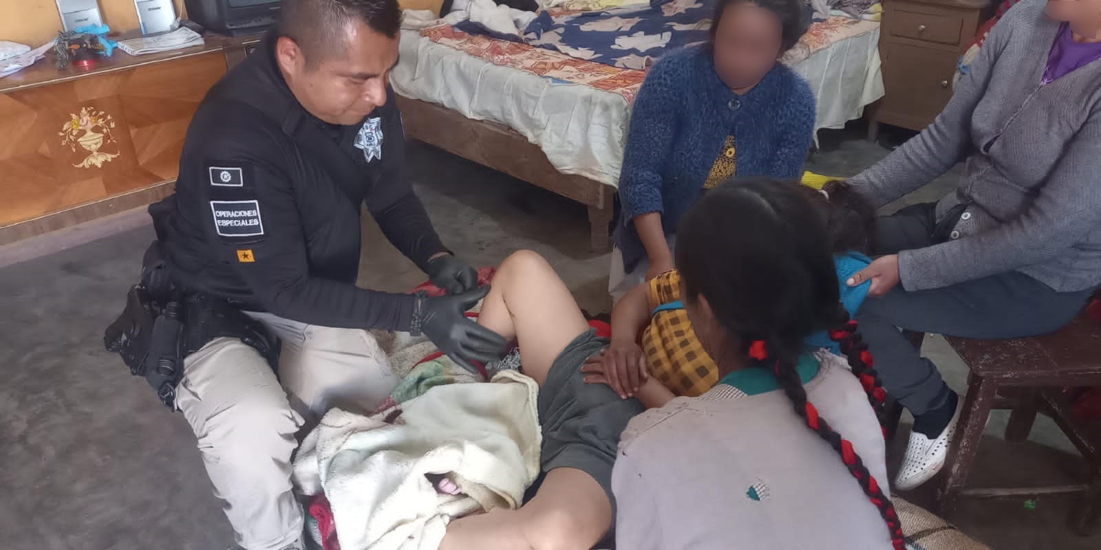Policías ayudan a mujer a dar a luz en San Miguel Canoa