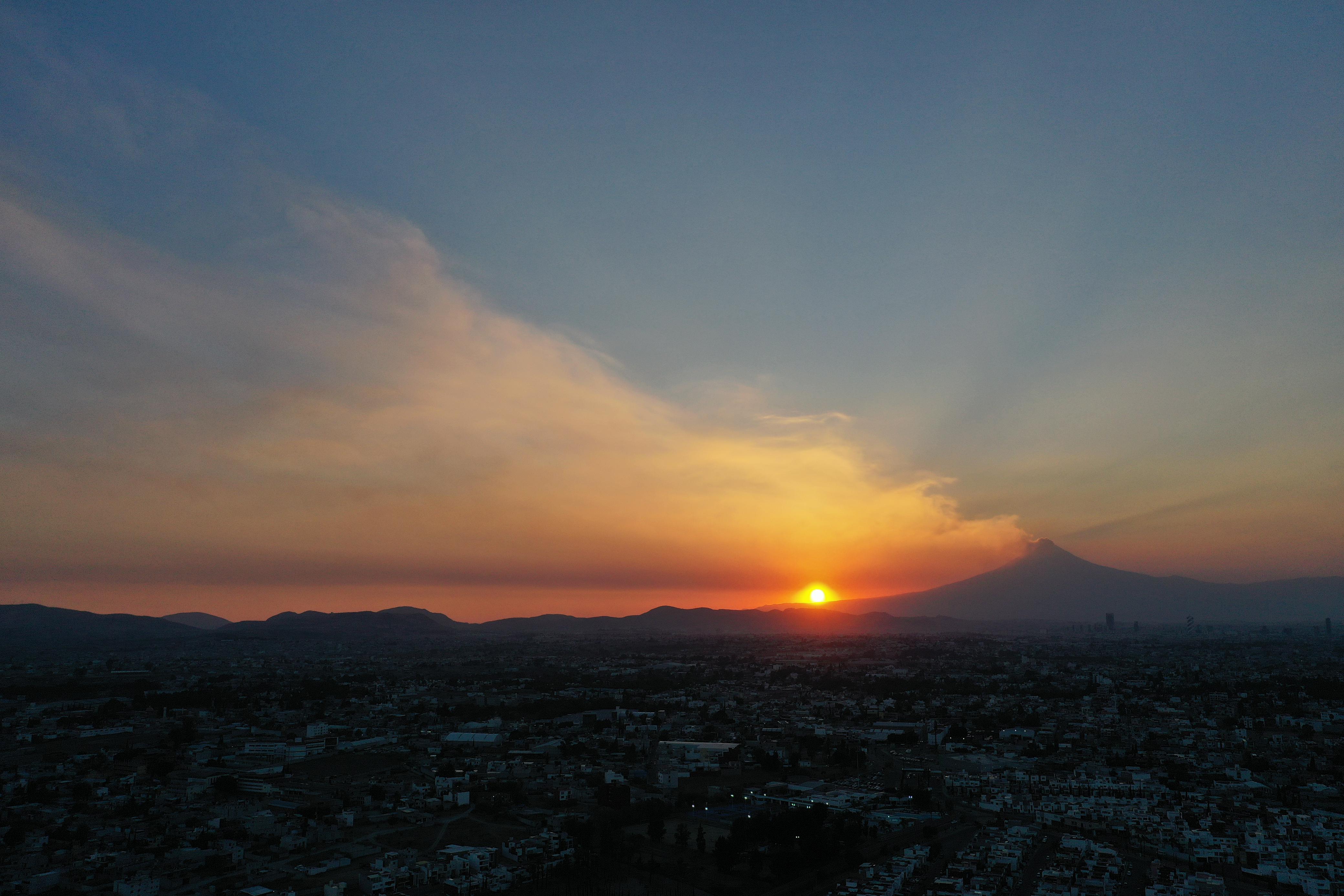 VIDEO Así el atardecer, de fondo el Volcán Popocatépetl con fumarola