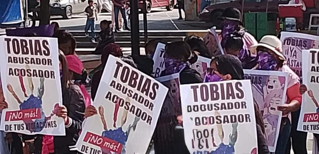 Mujeres se manifiestan en Zaragoza contra el edil Tobías Ramiro