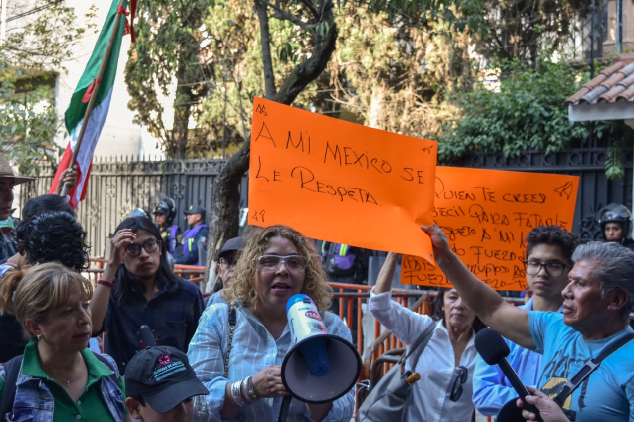 Se manifiestan frente a la Embajada de Ecuador en México