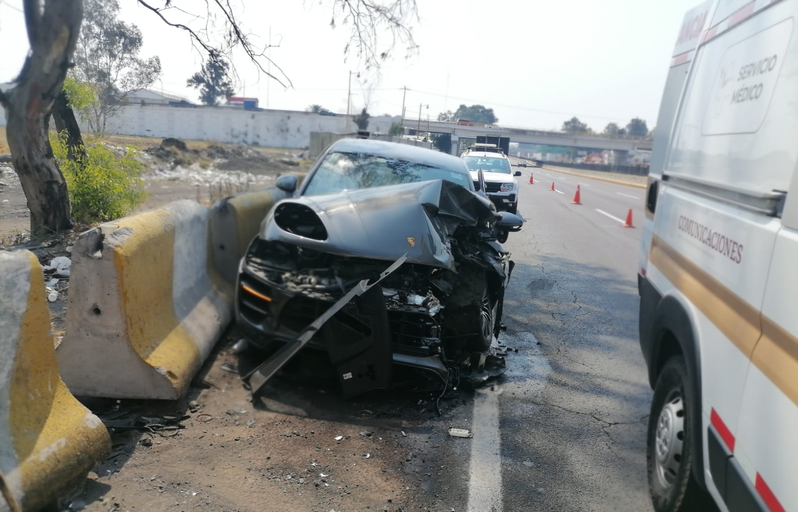 Conductor deshace su Porche en la autopista México-Puebla