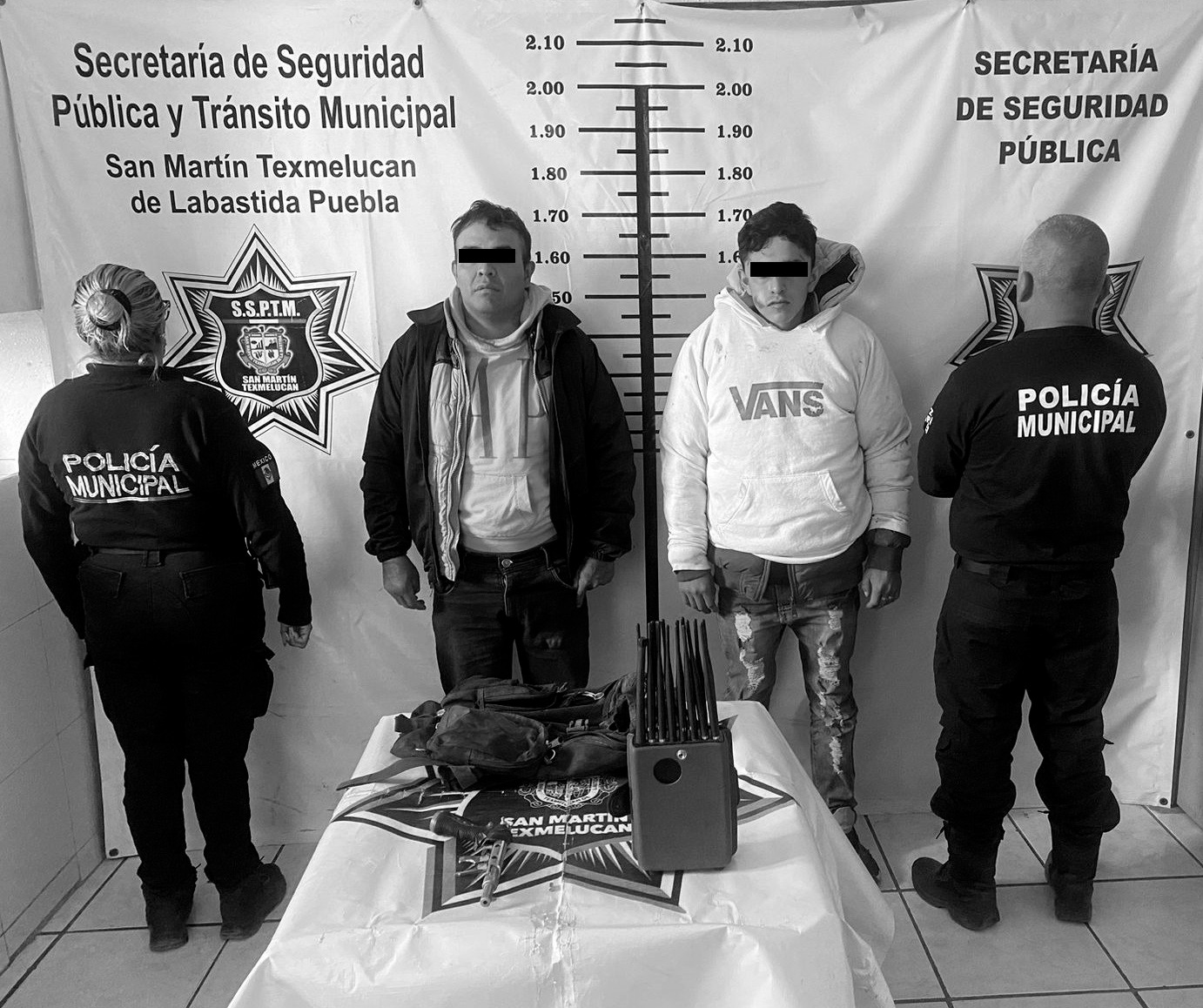 Aseguran a dos hombres con inhibidor de señal y armas en Texmelucan